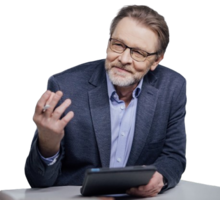 Terapeuta w okularach prowadzi rozmowę, trzymając tablet.